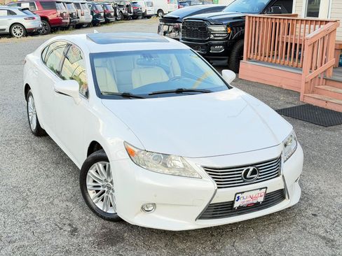 Used 2015 Lexus ES 350 w/ Luxury Package FWD image 2