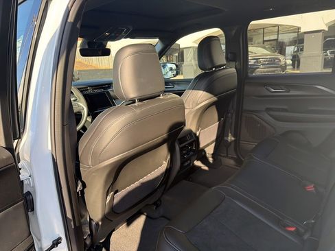 New 2025 Jeep Grand Cherokee Altitude image 19