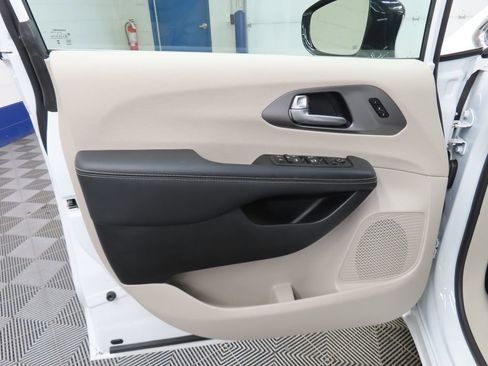 Used 2024 Chrysler Pacifica Touring-L FWD image 54