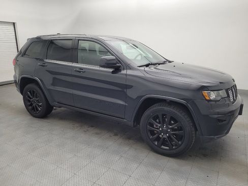 Used 2017 Jeep Grand Cherokee Altitude AWD/4WD image 11