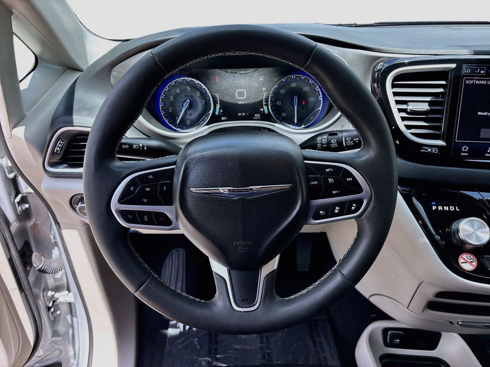 Used 2023 Chrysler Pacifica Touring-L FWD image 11