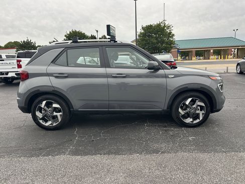 Used 2023 Hyundai Venue Limited FWD image 9