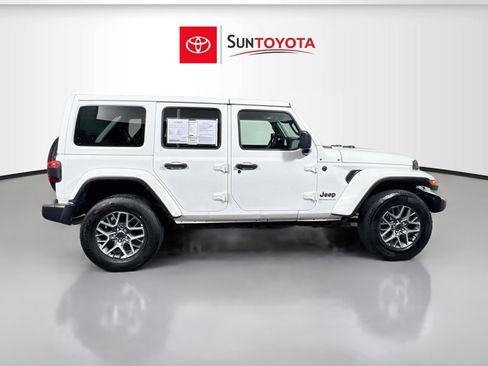 Used 2025 Jeep Wrangler Unlimited Sahara AWD/4WD image 2