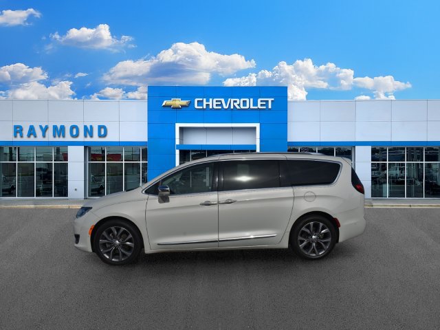 Used 2019 Chrysler Pacifica Limited w/ Tire & Wheel Group FWD image 6