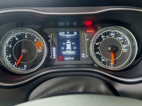Used 2021 Jeep Cherokee Latitude Plus FWD image 24