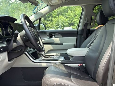 Used 2024 Kia Carnival LX FWD image 13