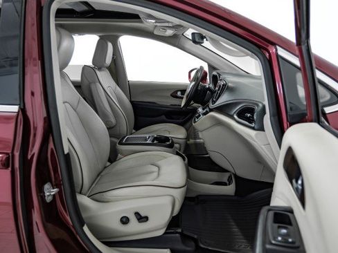 Used 2020 Chrysler Pacifica Limited image 27