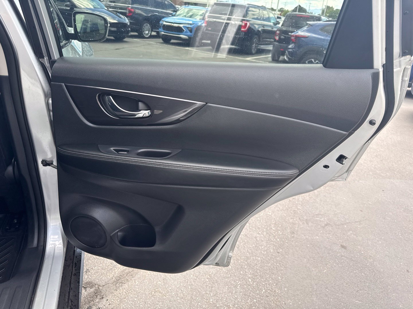 Used 2018 Nissan Rogue SV AWD/4WD image 13