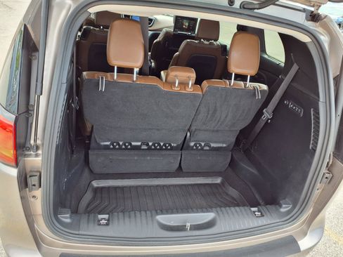 Used 2017 Chrysler Pacifica Limited w/ UConnect Theater Package FWD image 29