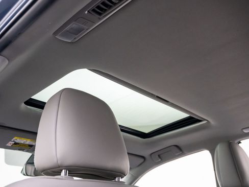 Used 2019 Toyota Highlander XLE FWD image 16