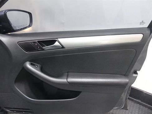 Used 2017 Volkswagen Jetta S image 18