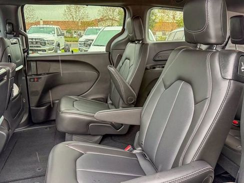 New 2026 Chrysler Pacifica Select image 23