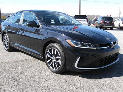 Used 2025 Volkswagen Jetta SE image 9