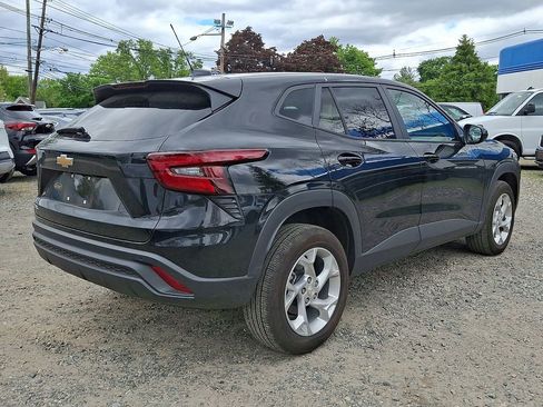 Used 2025 Chevrolet Trax LS w/ LS Convenience Package FWD image 8
