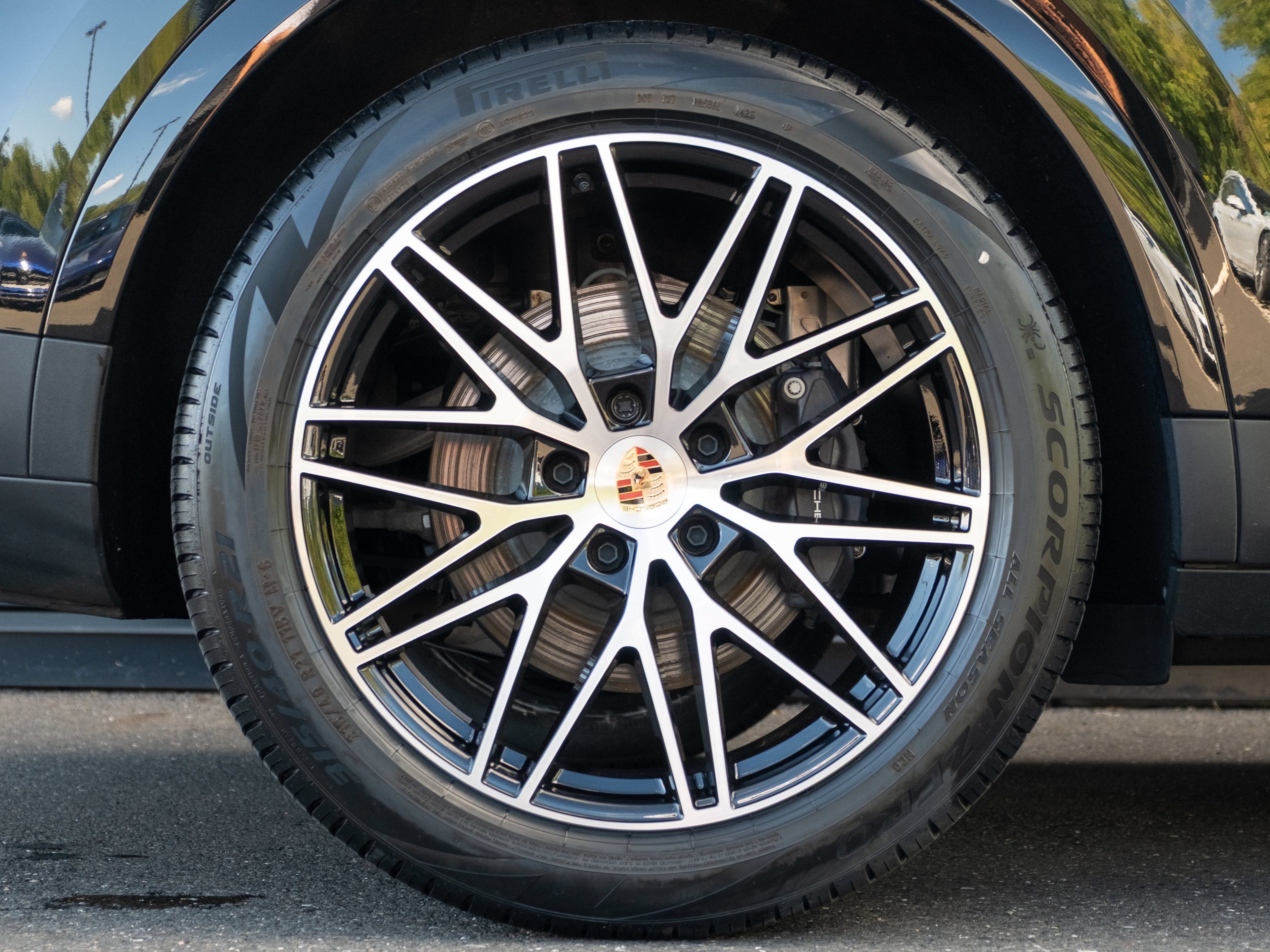 Certified 2025 Porsche Cayenne w/ Premium Package AWD/4WD image 14