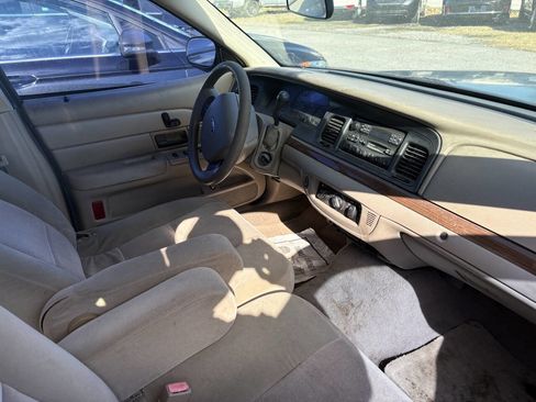 Used 2005 Ford Crown Victoria image 8