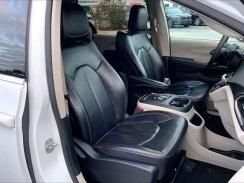 Used 2023 Chrysler Pacifica Touring-L image 8