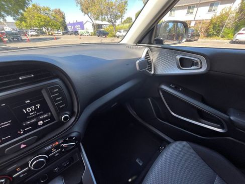 Used 2025 Kia Soul LX w/ LX Technology Package FWD image 33