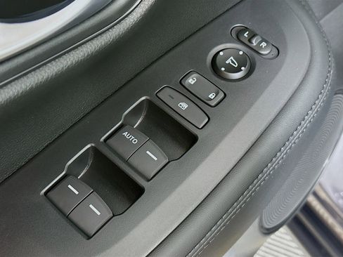 Used 2025 Honda HR-V LX image 17