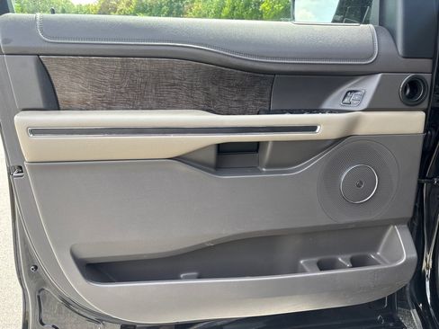 Used 2018 Ford Expedition Limited RWD image 11