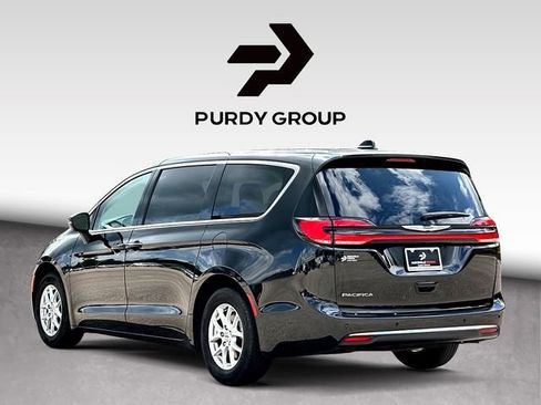 Used 2023 Chrysler Pacifica Touring-L FWD image 6