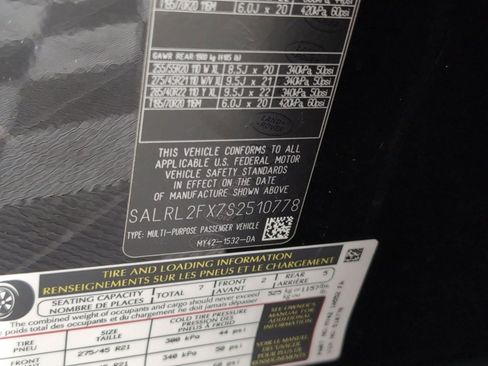 Certified 2025 Land Rover Discovery Dynamic SE image 17