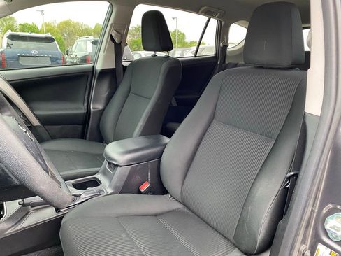 Used 2018 Toyota RAV4 LE image 16