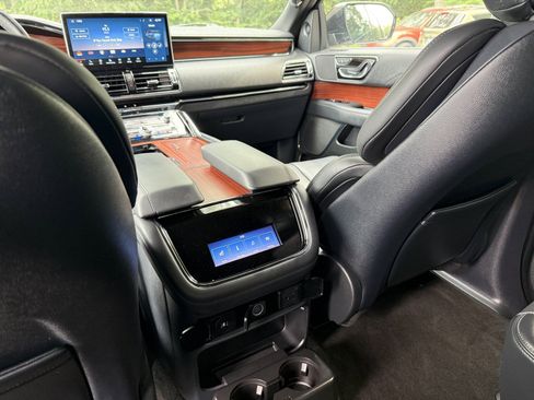 Used 2024 Lincoln Navigator Premiere AWD/4WD image 14