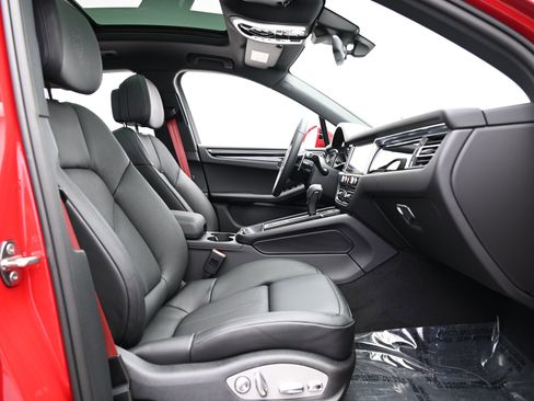 Used 2025 Porsche Macan image 30