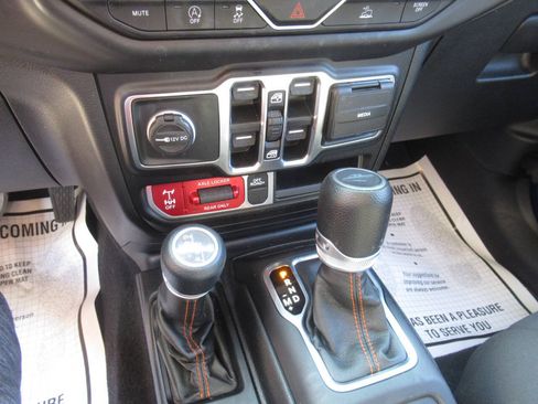 Used 2022 Jeep Gladiator Mojave w/ Cold Weather Group AWD/4WD image 21