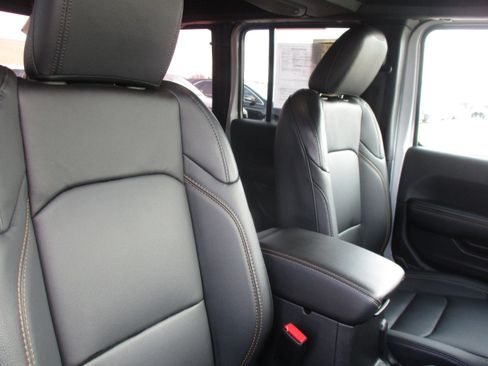 Used 2024 Jeep Wrangler Unlimited Sahara AWD/4WD image 40