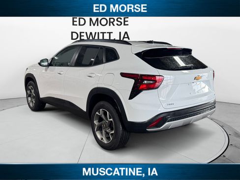 Used 2025 Chevrolet Trax LT w/ LT Convenience Package FWD image 3