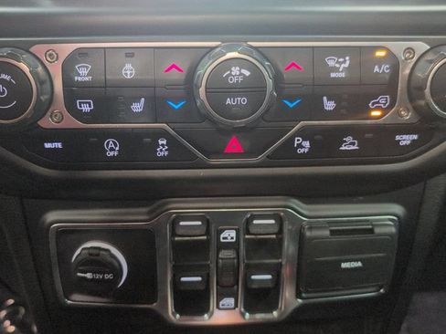Used 2023 Jeep Wrangler Unlimited Sahara AWD/4WD image 14