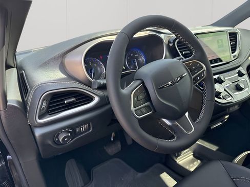 New 2025 Chrysler Pacifica Select AWD/4WD image 19