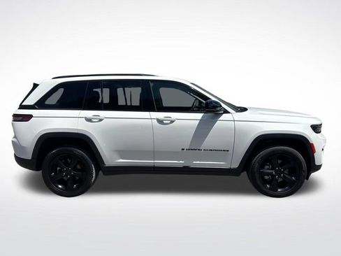 Used 2023 Jeep Grand Cherokee Limited w/ Black Appearance Package AWD/4WD image 7