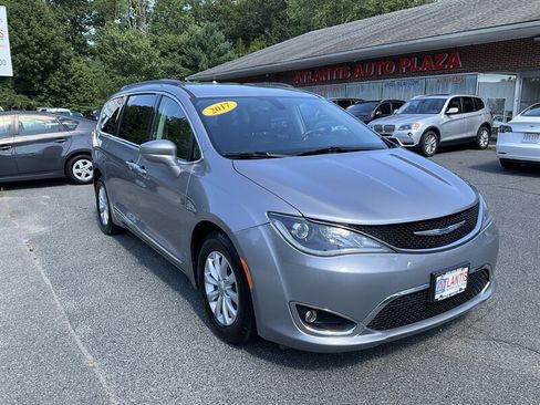Used 2017 Chrysler Pacifica Touring-L FWD image 3