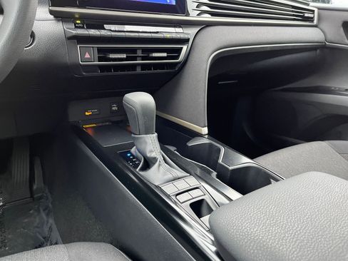 Used 2025 Toyota Camry LE image 40