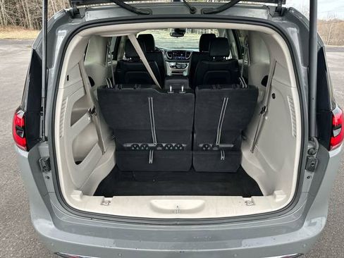 Used 2023 Chrysler Pacifica Touring-L FWD image 22