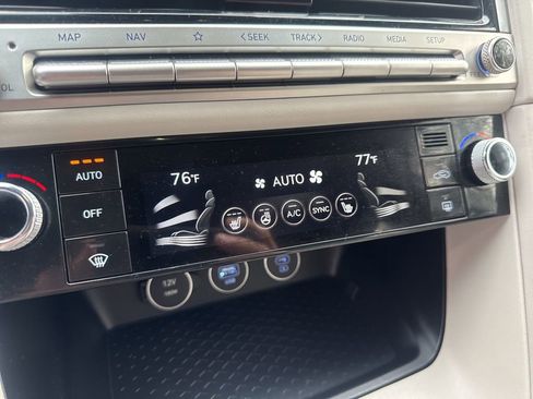 Used 2024 Genesis G70 2.5T image 6