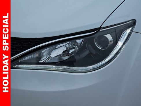 Used 2017 Chrysler Pacifica Limited w/ UConnect Theater Package image 35