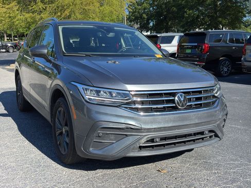 Used 2024 Volkswagen Tiguan SE FWD image 1