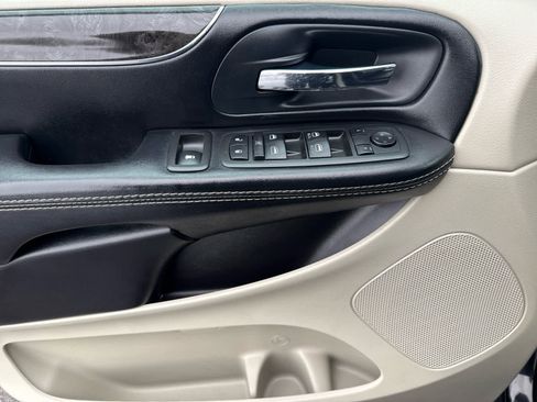 Used 2015 Chrysler Town & Country Touring image 10