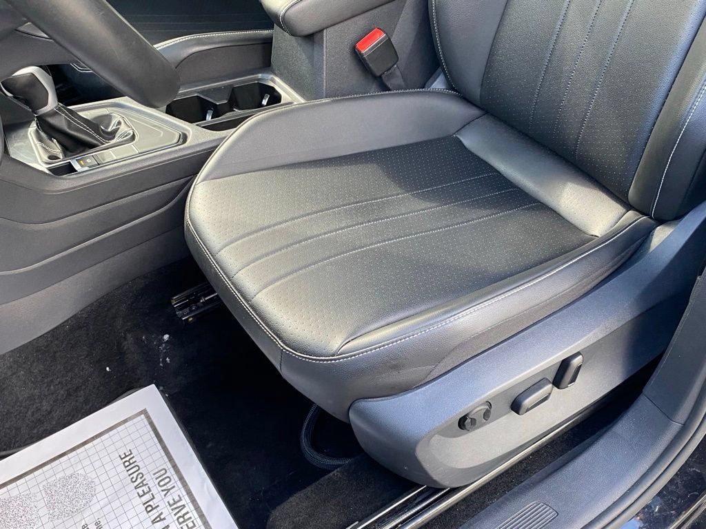 Used 2024 Volkswagen Tiguan SE w/ Panoramic Sunroof Package FWD image 24