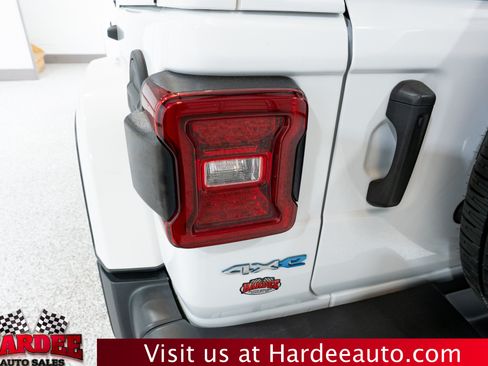 Used 2022 Jeep Wrangler Unlimited Sahara w/ Cold Weather Group AWD/4WD image 9