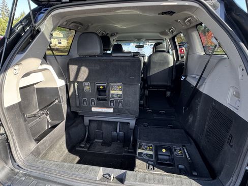 Used 2015 Toyota Sienna SE image 16