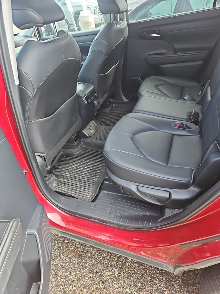 Used 2020 Toyota Highlander XLE AWD/4WD image 8