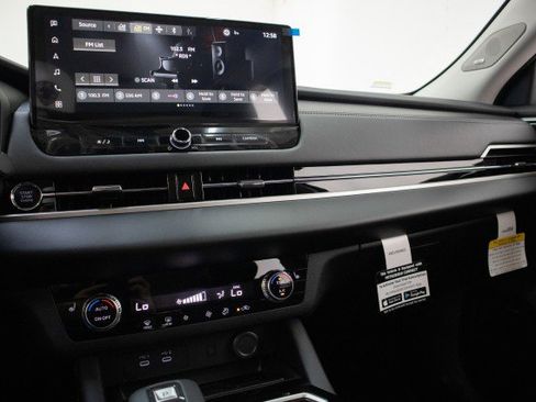 New 2025 Mitsubishi Outlander SE image 13