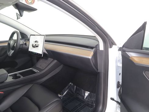 Used 2023 Tesla Model Y Long Range image 39