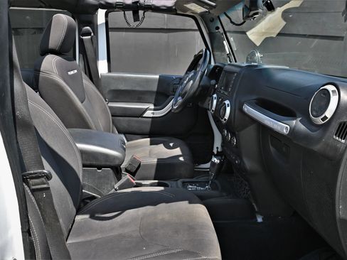 Used 2018 Jeep Wrangler Unlimited Rubicon w/ Cold Weather Group AWD/4WD image 13