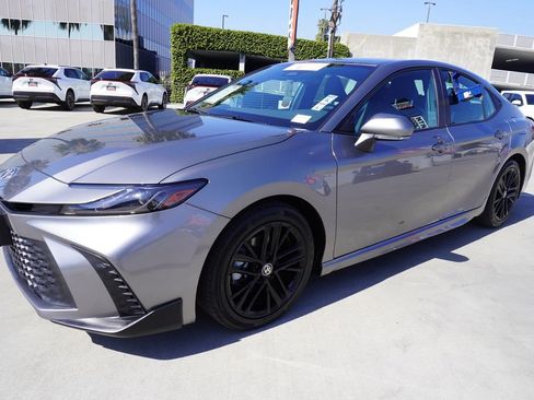 Used 2025 Toyota Camry SE image 4